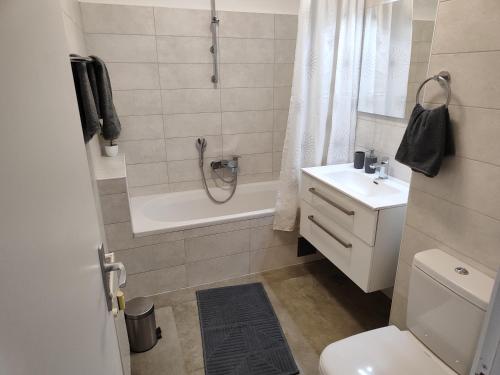 Lara's apartment في زادار: حمام مع حوض ومرحاض ومغسلة