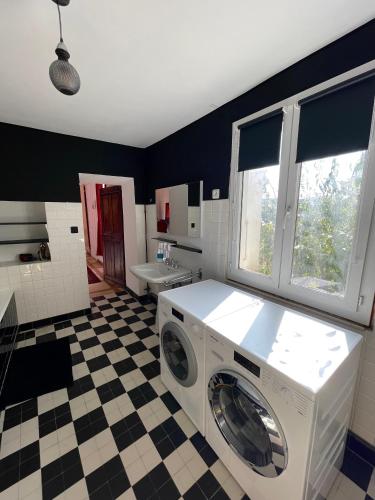 - une buanderie avec un lave-linge et un sèche-linge dans l'établissement Bâtisse de 1786 à Vallon Pont d’Arc, à Vallon-Pont-dʼArc