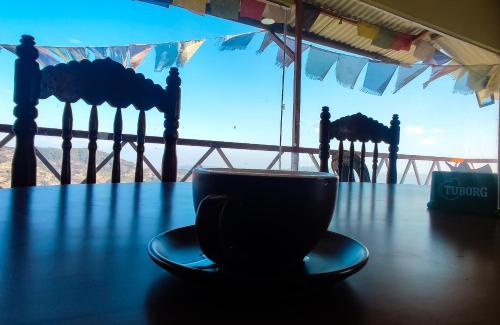 eine Tasse auf einem Tisch mit Meerblick in der Unterkunft View Point Resort in Panaoti