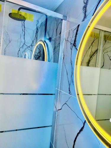 - un miroir dans la salle de bains pourvue de carreaux bleus dans l'établissement Appartement moderne vieille ville PARKING GRATUIT, à Annecy