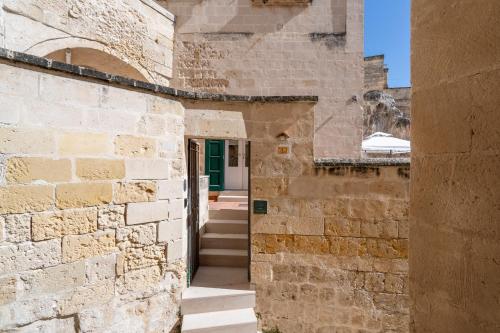 an alleyway in an old stone building at Terrazze San Martino in Matera