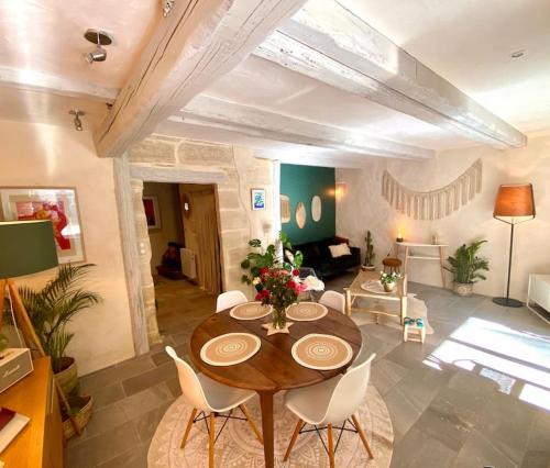 un salon avec une table et des chaises en bois dans l'établissement Maison de Ville au centre historique d’Uzès, à Uzès