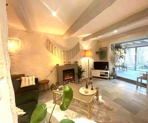un salon avec un canapé et une cheminée dans l'établissement Maison de Ville au centre historique d’Uzès, à Uzès