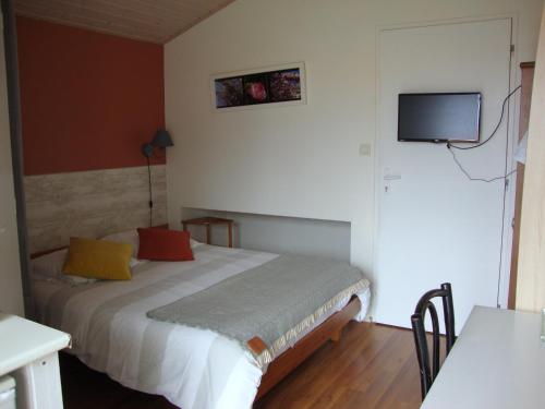 ブルティニョール・シュル・メールにあるAir Marin linge fourni JARDIN wifiのベッドルーム1室(ベッド1台、壁掛けテレビ付)