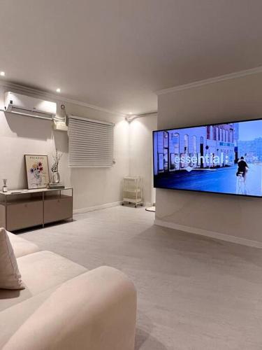 ソウルにあるSub STAYの壁に大型の薄型テレビが取り付けられたリビングルーム