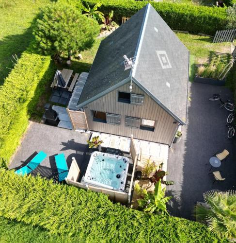 une vue aérienne d'une maison avec piscine dans l'établissement O bulles d'Agon Chalet Spa privé Plage, à Agon-Coutainville