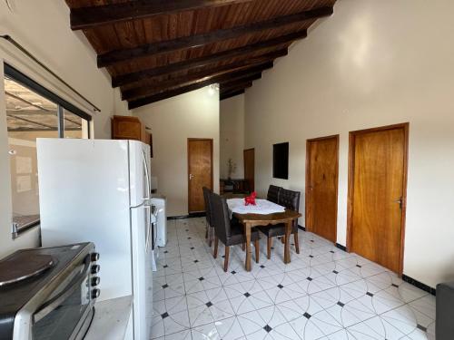 Il comprend une cuisine et une salle à manger avec une table et un réfrigérateur. dans l'établissement Departamento ganesha, à Encarnación