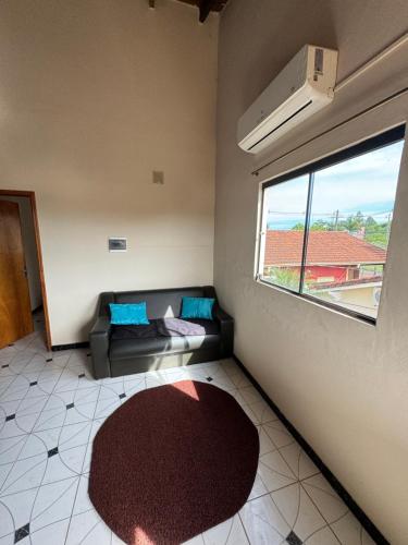 - un salon avec un canapé et une fenêtre dans l'établissement Departamento ganesha, à Encarnación