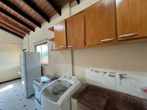 Il comprend une petite cuisine avec des toilettes et un réfrigérateur. dans l'établissement Departamento ganesha, à Encarnación
