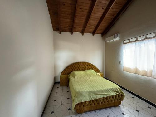 - une petite chambre avec un lit et une fenêtre dans l'établissement Departamento ganesha, à Encarnación