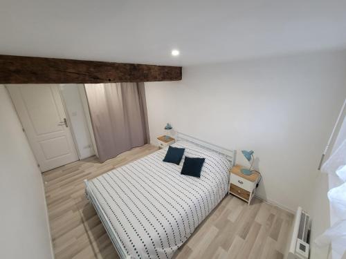 1 dormitorio con 1 cama con 2 almohadas en Maison dans hameaux au calme, en Parçay-les-Pins