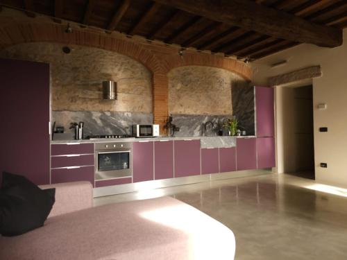 uma cozinha com armários roxos e um fogão em La Piastronata em Massa