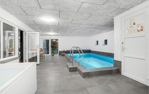 bagno con piscina e vasca di Pet Friendly Home In Blåvand With Wifi a Blåvand