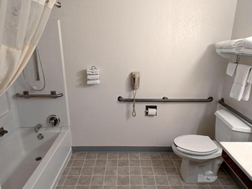 La salle de bains est pourvue de toilettes et d'un téléphone mural. dans l'établissement Gettysburg Inn and Suites, à Gettysburg