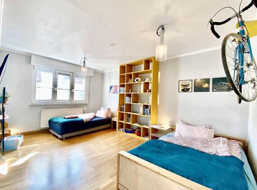 ein Schlafzimmer mit einem Bett und einem an der Decke hängenden Fahrrad in der Unterkunft Apartment Avanzato in Erfurt