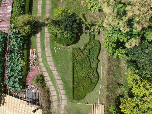 an overhead view of a park with a garden at Tropical Magnolia in Hellgate