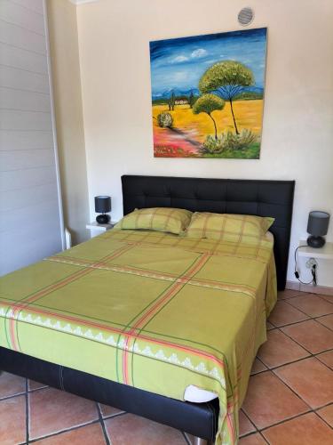 une chambre avec un lit avec un tableau sur le mur dans l'établissement Vacances, à Carnoux-en-Provence