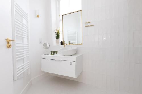 a white bathroom with a sink and a mirror at Superb 1 Bedroom Apartment Holborn London in London