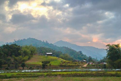 uma colina com uma casa em cima dela em Labang Guesthouse Bario em Bario