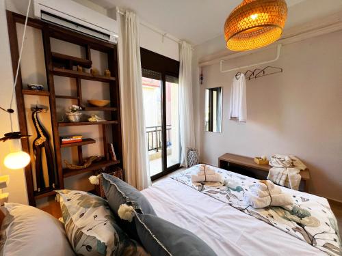 um quarto com uma cama e uma janela em Casa Portokali Chalkidiki em Nea Poteidaia