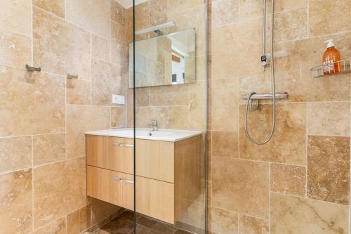 y baño con lavabo y ducha. en Maison exceptionnelle, en Roquebrune-Cap-Martin