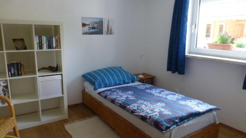 Tempat tidur dalam kamar di Ferienwohnung Rabennest