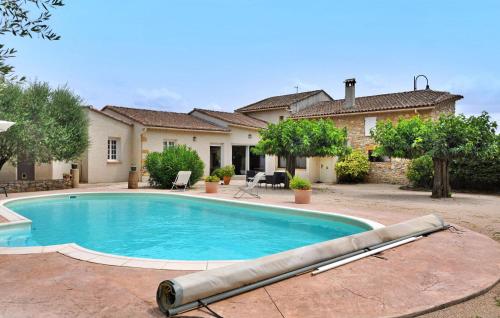 une piscine devant une maison dans l'établissement La Villa Des Fleurs, à Cavillargues