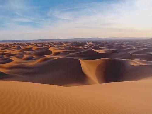 una vista sul deserto delle dune di sabbia del deserto di Taragalte Nomad Camp a Mhamid