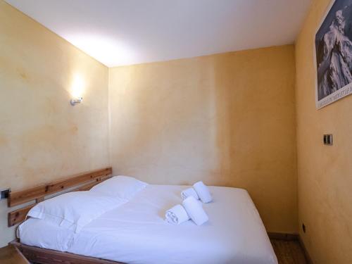 een slaapkamer met een bed met twee witte handdoeken erop bij Appartement Chamonix-Mont-Blanc, 2 pièces, 4 personnes - FR-1-343-164 in Chamonix-Mont-Blanc