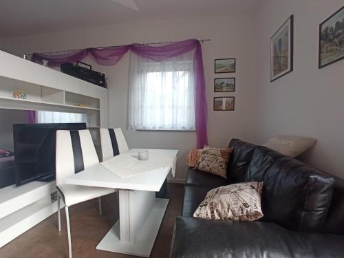 a living room with a couch and a table at Ferienwohnung an der Brauerei in Sebnitz