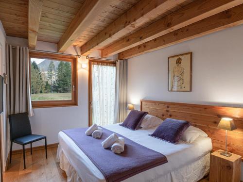 A bed or beds in a room at Chalet Argentière, 5 pièces, 8 personnes - FR-1-343-184