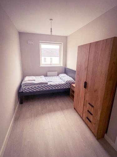 - une petite chambre avec un lit et une fenêtre dans l'établissement Private cozy room in Dublin, à Dublin