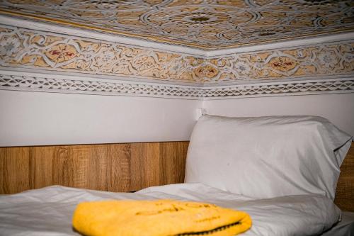una coperta gialla seduta sopra un letto di Soul Surf House ad Agadir