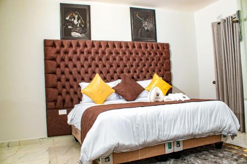 ein Schlafzimmer mit einem großen Bett mit einem großen Kopfteil in der Unterkunft Luxury 3 Bedroom Self Catering Apartment- Masvingo in Nyanda