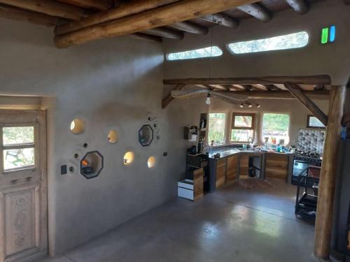 ein großer Raum mit Küche und Wohnzimmer in der Unterkunft Hermosa casa amplia y luminosa in Villa Los Aromos