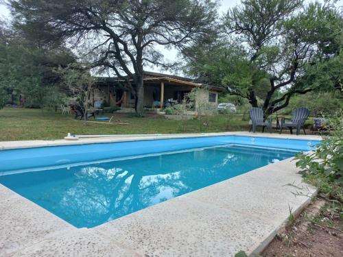 ein Swimmingpool vor einem Haus in der Unterkunft Hermosa casa amplia y luminosa in Villa Los Aromos