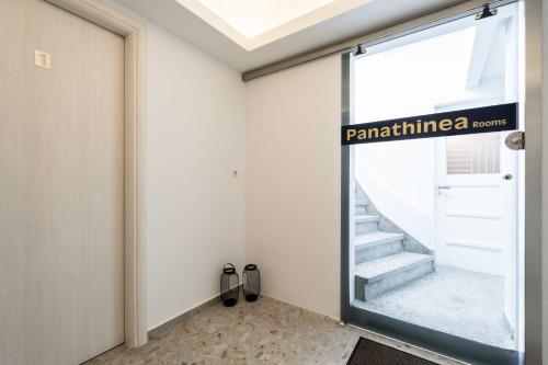 Habitación con puerta de cristal y escalera. en Panathinea en Athens