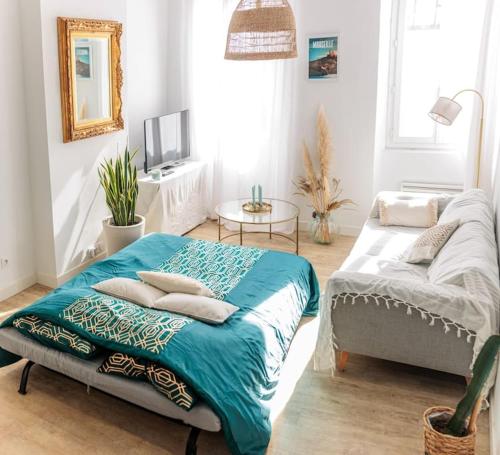 une chambre avec un lit, une table et une télévision dans l'établissement Emeraude centre ville, à Marseille