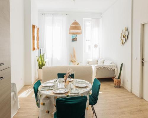un salon blanc avec une table et des chaises dans l'établissement Emeraude centre ville, à Marseille