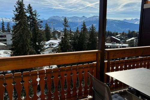 a balcony with a view of the mountains at Appartement 4.5 pièces Crans-Montana in Lens