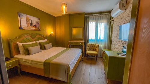 a hotel room with a bed and a desk at Kazdağı Atila Bey Konağı in Ayvacık