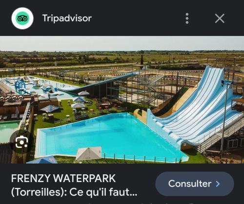 une image d'un parc aquatique avec toboggan dans l'établissement Maison Cosy 6 couchages à 700 mètres de la plage, à Torreilles