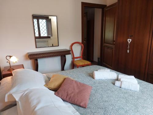 a bedroom with a bed with towels on it at La Selvarella in Montecchio