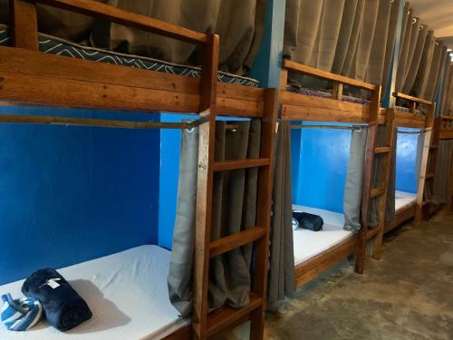eine Gruppe Etagenbetten in einem Zimmer in der Unterkunft Jaydy hostel in General Luna