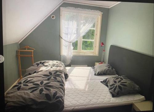 Кровать или кровати в номере Svängen B&R