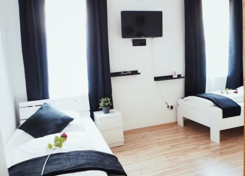 een slaapkamer met een bed en een tv aan de muur bij NÜRNBERG Monteurwohnung in Neurenberg