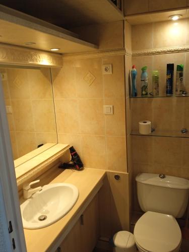 une petite salle de bain avec toilettes et lavabo dans l'établissement studio pieds dans l'eau, à Saint-Raphaël