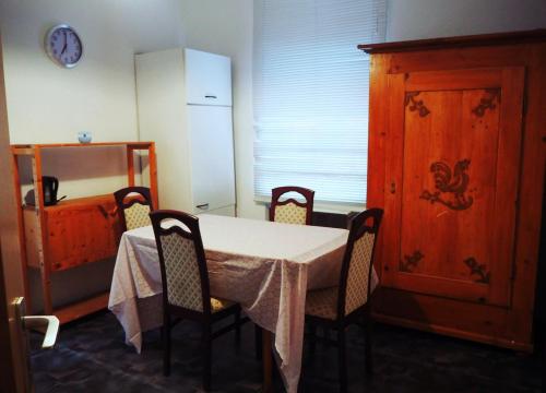 een keuken met een tafel en stoelen en een kast bij NÜRNBERG Monteurwohnung in Neurenberg