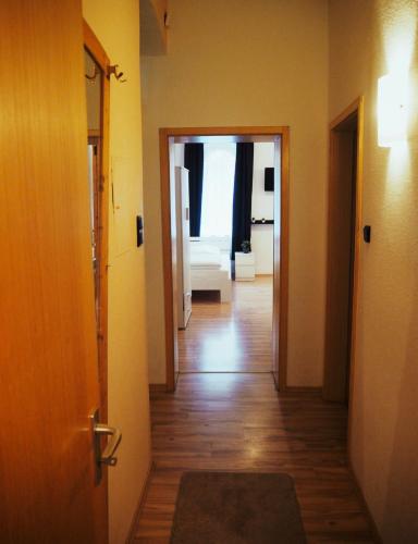 een hal met een deur naar een kamer bij NÜRNBERG Monteurwohnung in Neurenberg