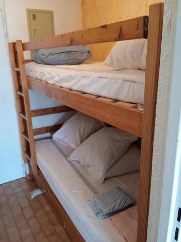 quelques lits superposés dans une chambre dans l'établissement studio pieds dans l'eau, à Saint-Raphaël